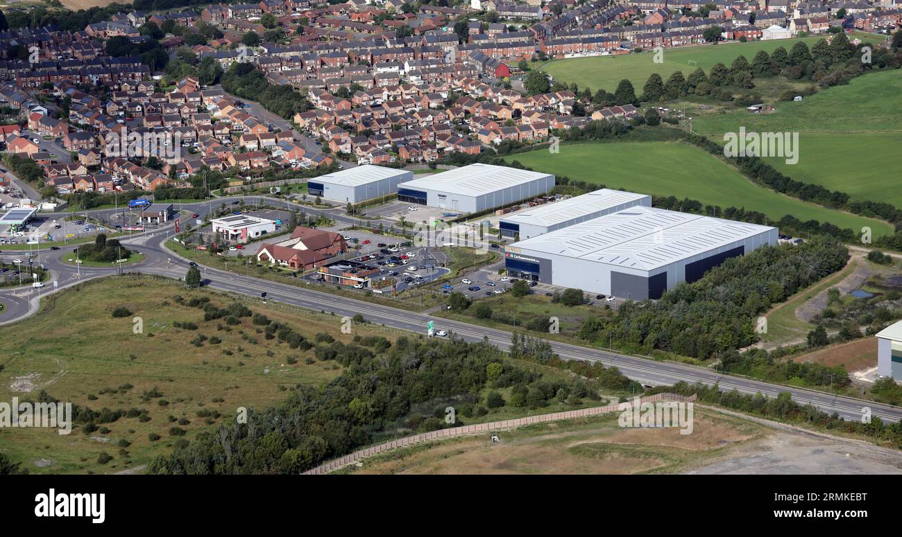 Vista aerea delle unità industriali e di vendita al dettaglio a Kestrel Rise, Birdwell, Barnsley, South Yorkshire Foto Stock