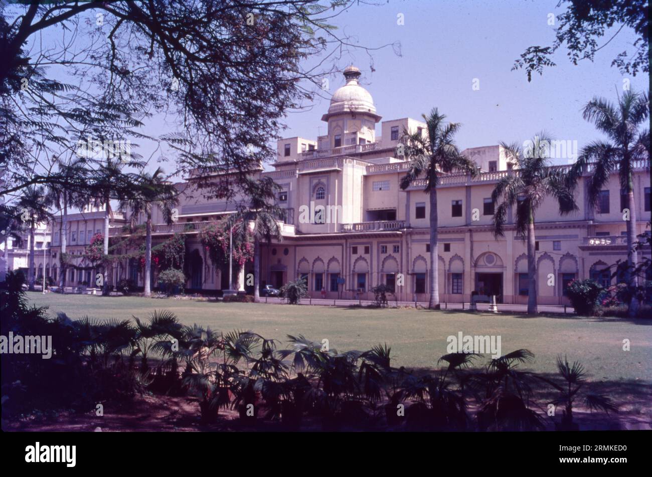 Il Chattar Manzil, o Palazzo Umbrella, è un edificio a Lucknow nell'Uttar Pradesh che serviva come palazzo per i governanti di Awadh e le loro mogli. Più tardi, durante la ribellione indiana del 1857, l'edificio divenne una roccaforte dei rivoluzionari indiani. Foto Stock