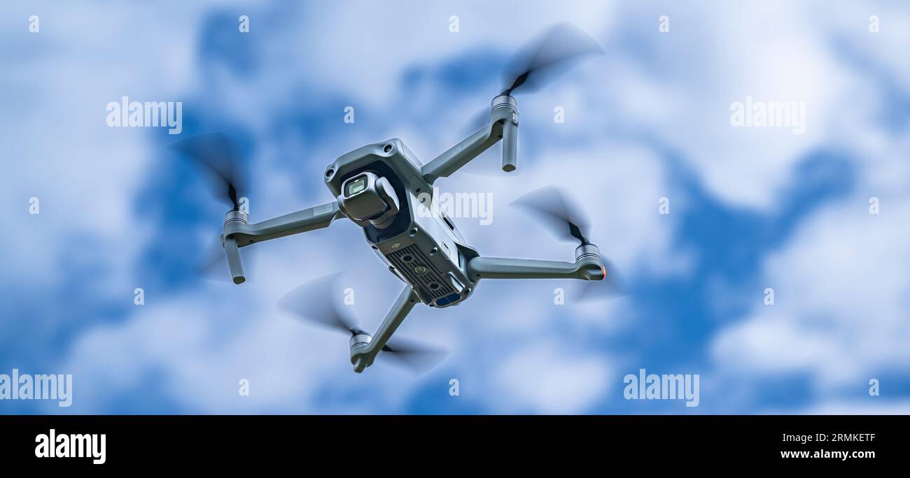 Un DJI Air 2S Drone in volo contro il cielo Foto Stock
