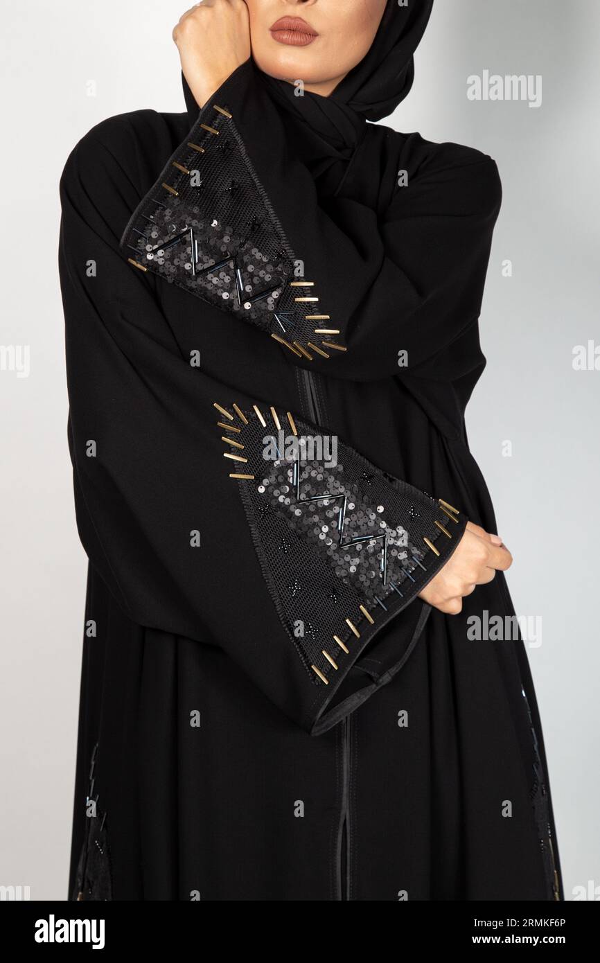 Asian Model posa per la designer araba Abaya su sfondo isolato. Concetto di moda Foto Stock