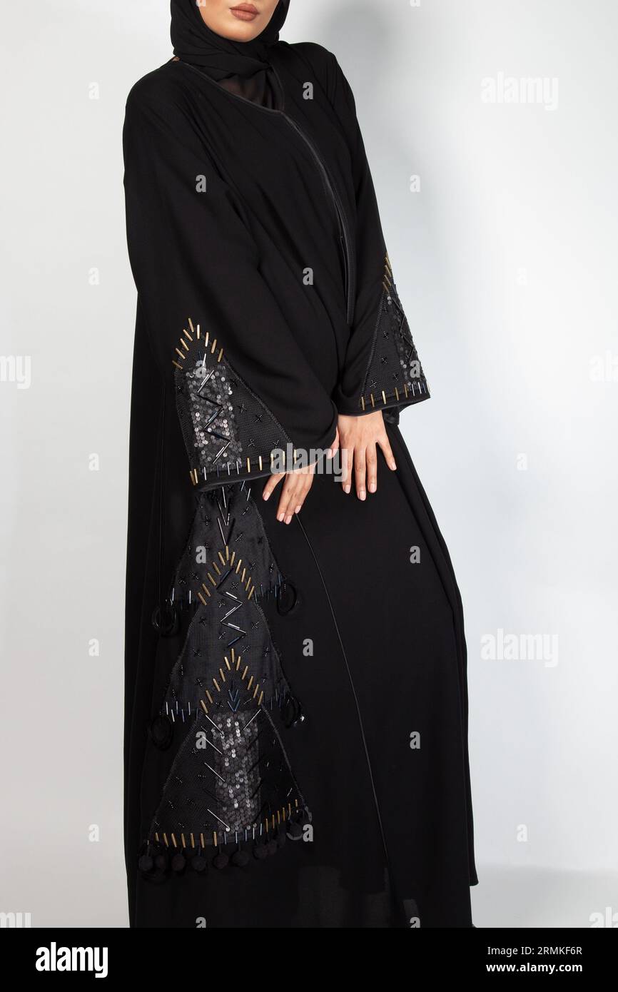 Asian Model posa per la designer araba Abaya su sfondo isolato. Concetto di moda Foto Stock