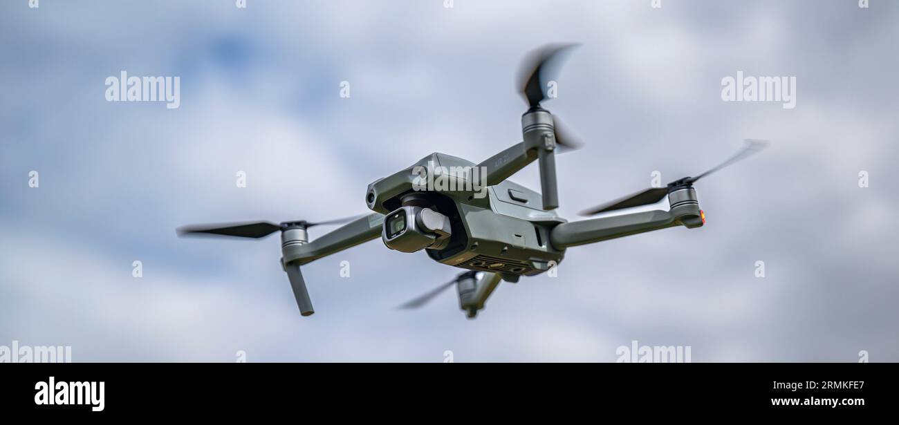Un DJI Air 2S Drone in volo contro il cielo Foto Stock