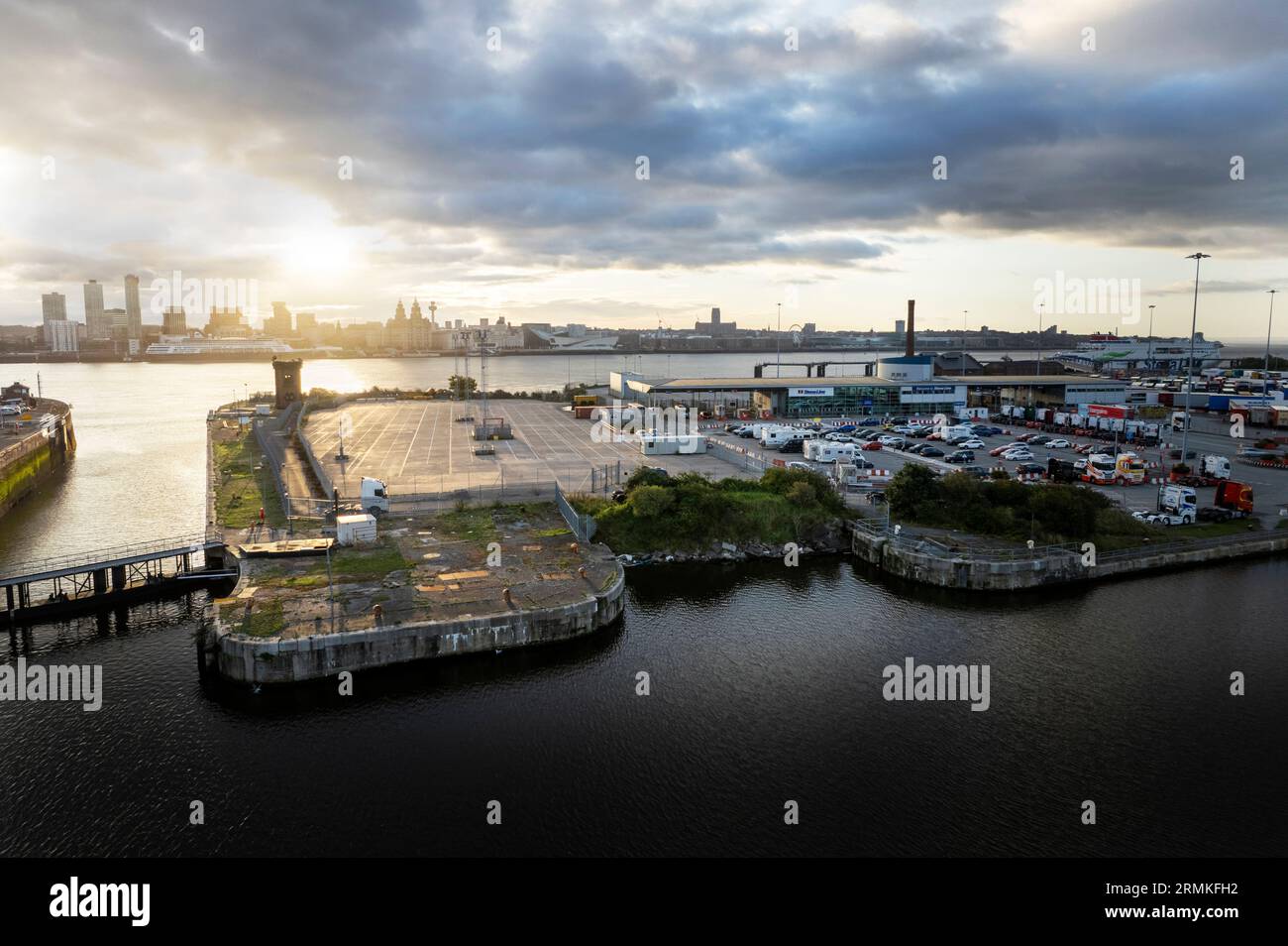 Vista dello skyline di Liverpool da Alfred Dock presso Birkenhead Docks Wirral Merseyside Foto Stock