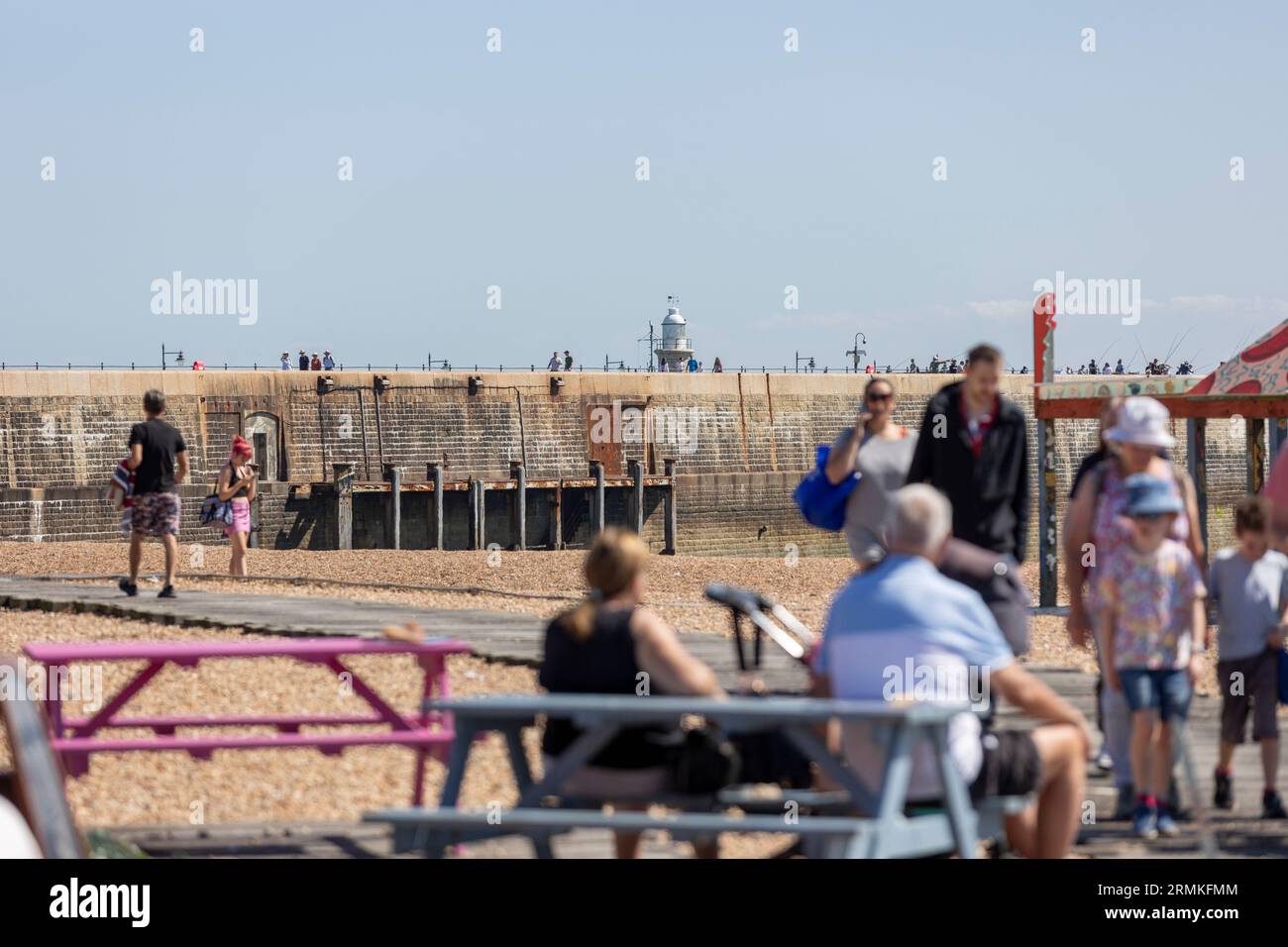 Persone che si godono un fay Out al Harbour Arm di Folkestone Kent Inghilterra, Regno Unito. Foto Stock