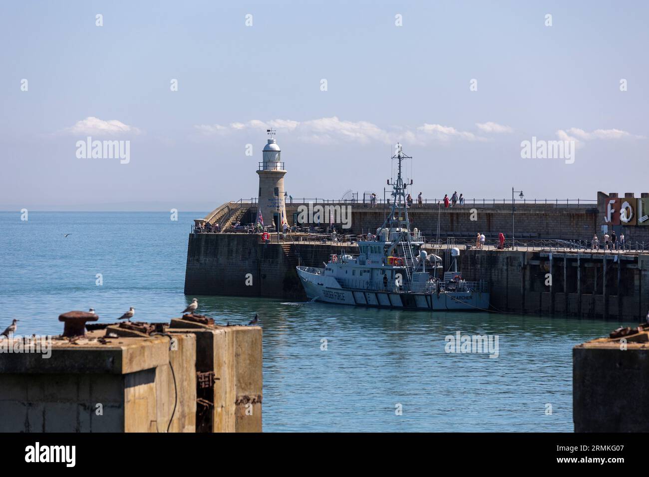 Persone che si godono un fay Out al Harbour Arm di Folkestone Kent Inghilterra, Regno Unito. Foto Stock