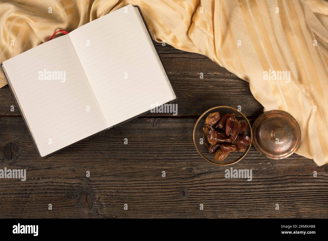 Cestino di frutta con taccuino vuoto Foto Stock