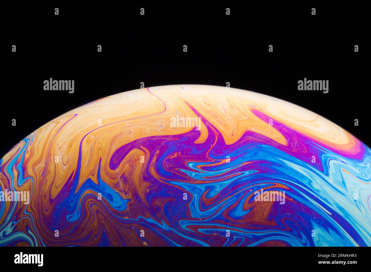 Sfumatura saturo colore fondo nero bolla di sapone Foto Stock