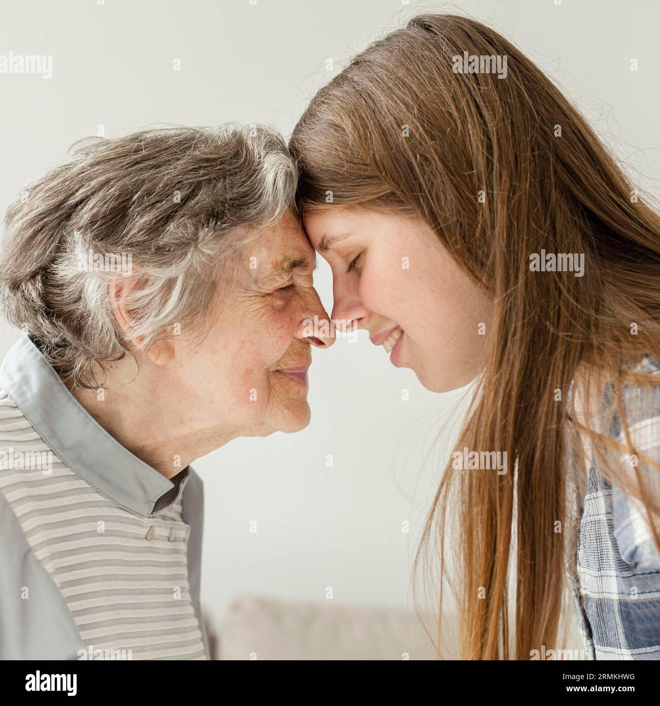 Nonna che passa il tempo di qualità con la famiglia Foto Stock