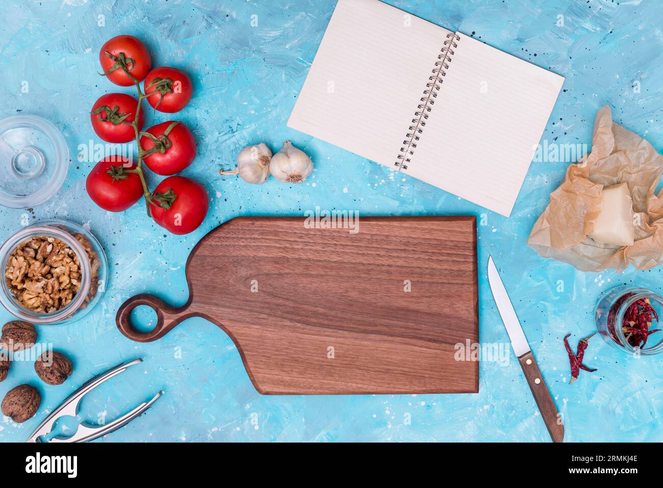Utensili da cucina con ingredienti sani con diario vuoto aperto sfondo testurizzato blu Foto Stock