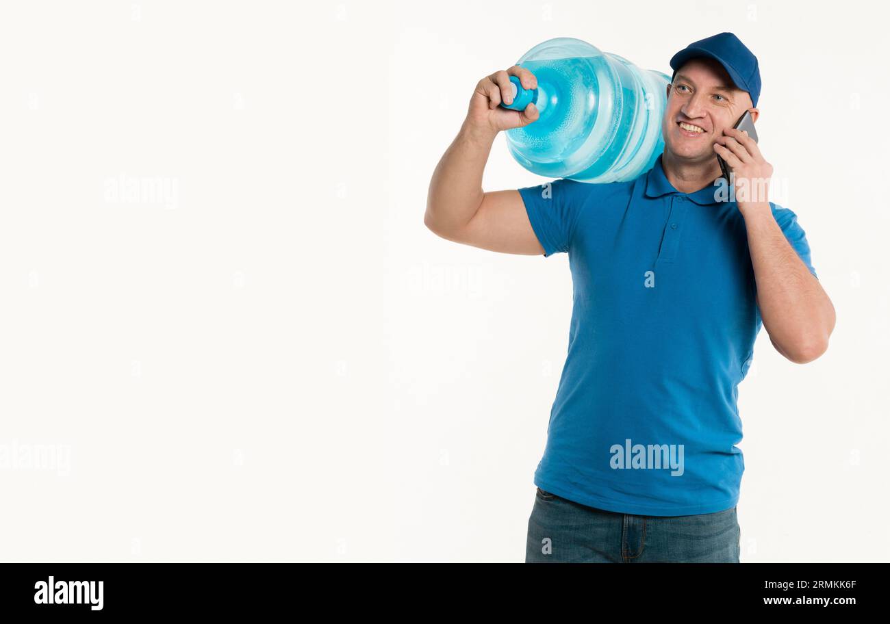 Uomo che consegna Smiley con smartphone che porta una bottiglia d'acqua Foto Stock