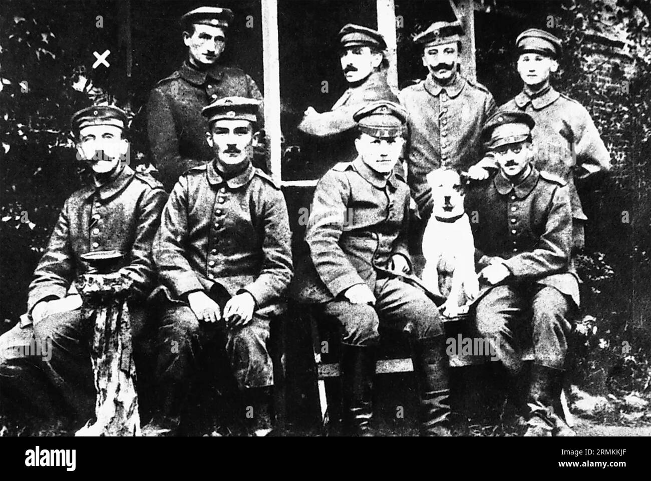 ADOLF HITLER (1889-1945) ar partì con i membri del reggimento di fanteria di riserva bavarese 16 con la loro mascotte Fuchsl Foto Stock