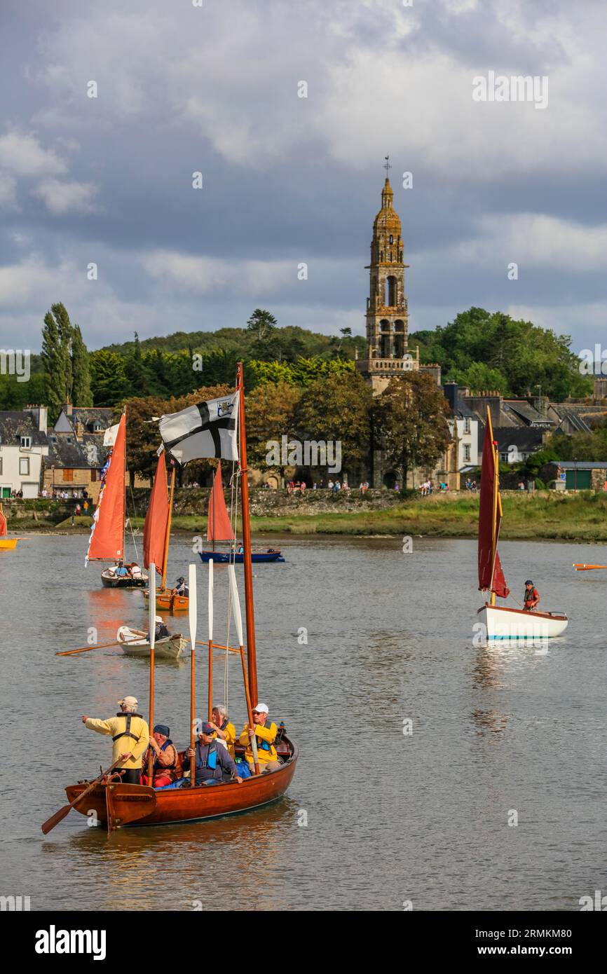 Sfilata di vecchie barche a vela nella Rade de Brest, porto di le Faou, dipartimento del Finistere Penn-ar-Bed, regione della Bretagna Breizh, Francia Foto Stock