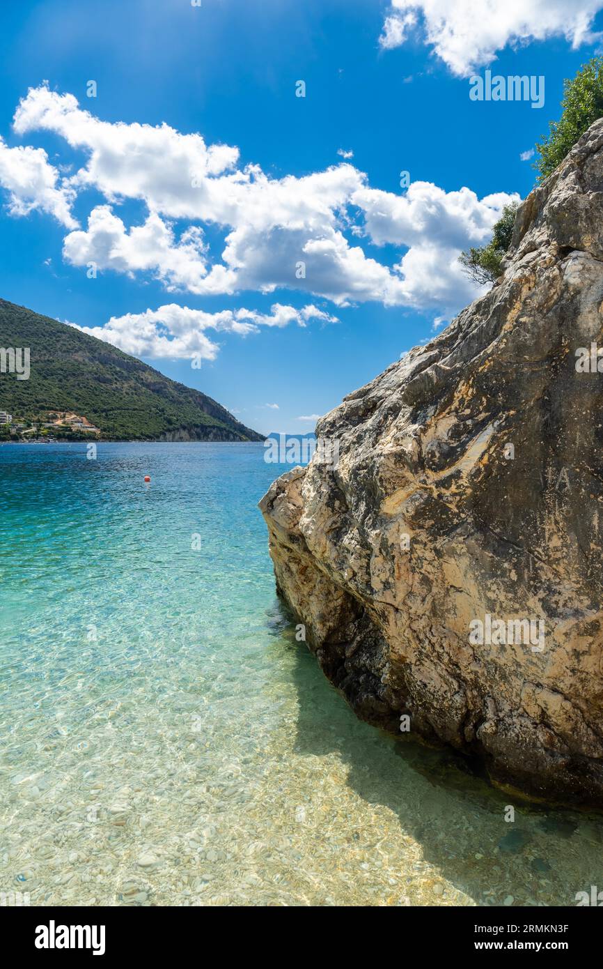 Spiaggia in estate di Paralia Mikros Gialos nel sud dell'isola di Lefkada. Grecia Foto Stock