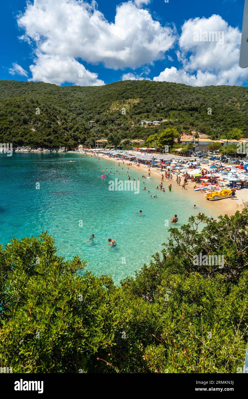 Vista della spiaggia in estate affollata di bagnanti al Paralia Mikros Gialos a Lefkada. Grecia Foto Stock