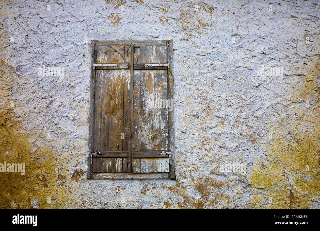 Facciata della casa con una vecchia finestra chiusa, città termale, Bad Waltersdorf, Stiria, Austria Foto Stock