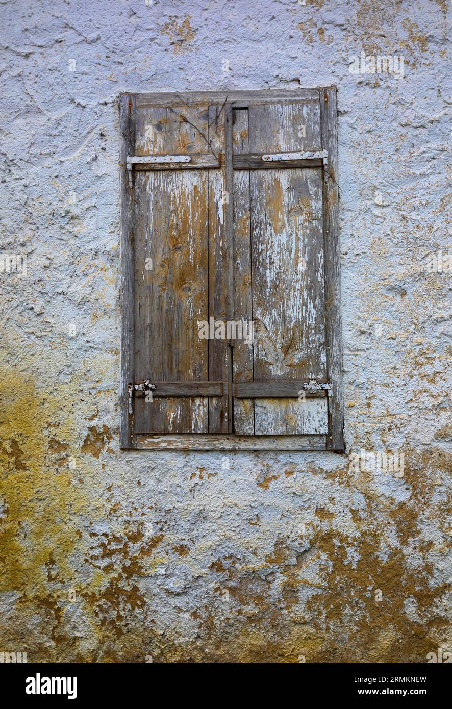 Facciata della casa con una vecchia finestra chiusa, città termale, Bad Waltersdorf, Stiria, Austria Foto Stock