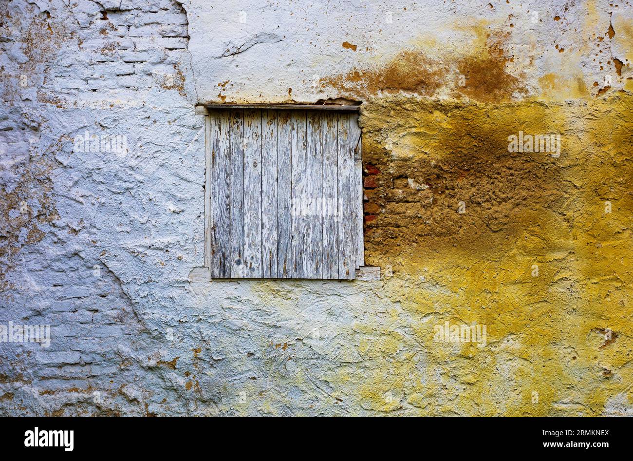 Facciata della casa con una vecchia finestra chiusa, città termale, Bad Waltersdorf, Stiria, Austria Foto Stock