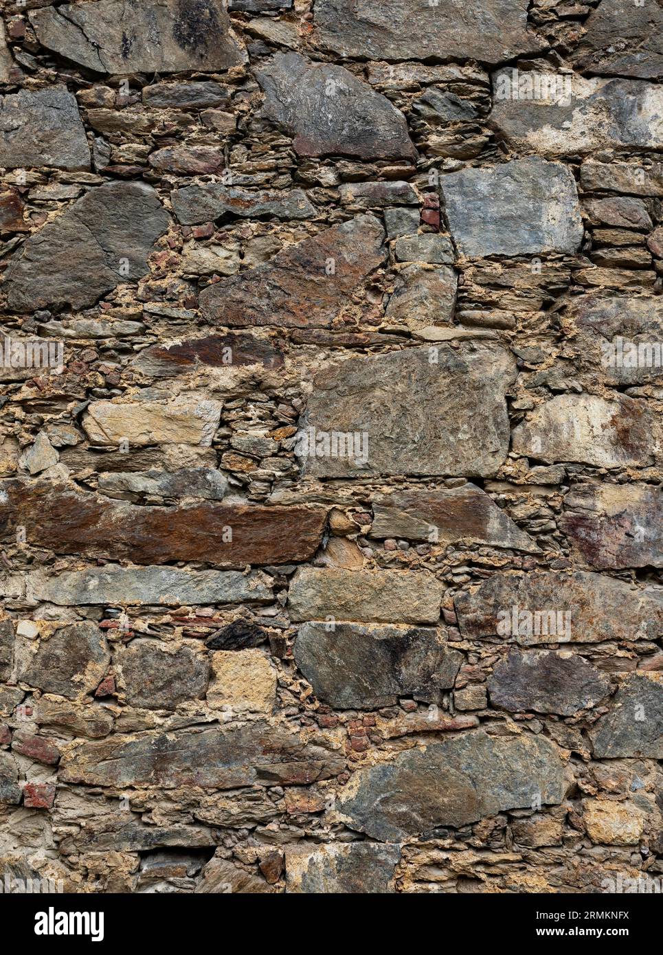 Muro di pietra naturale nel cortile della collegiata di Sankt Veit, Abbazia di Poellau, Poellau, Stiria, Austria Foto Stock