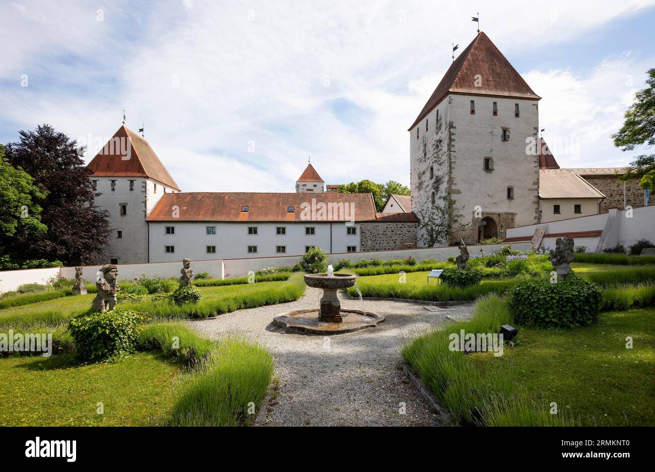 Paradise Garden con Gate Tower, Neuburg am Inn Castle, Neuburg am Inn, Lower Bavaria, Baviera, Germania Foto Stock