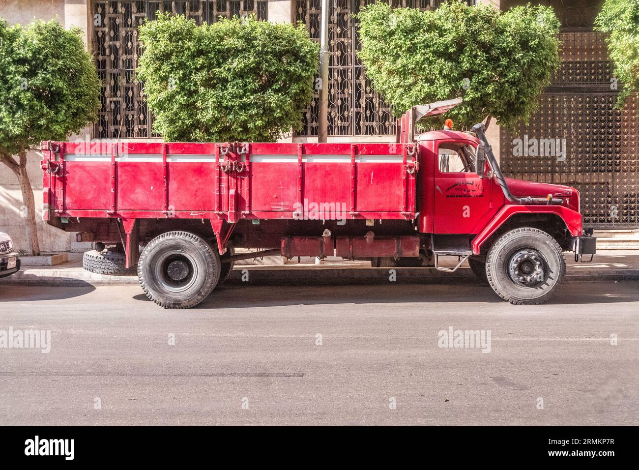 Rustic Relic: L'aspetto senza tempo di un vecchio camion rosso Foto Stock