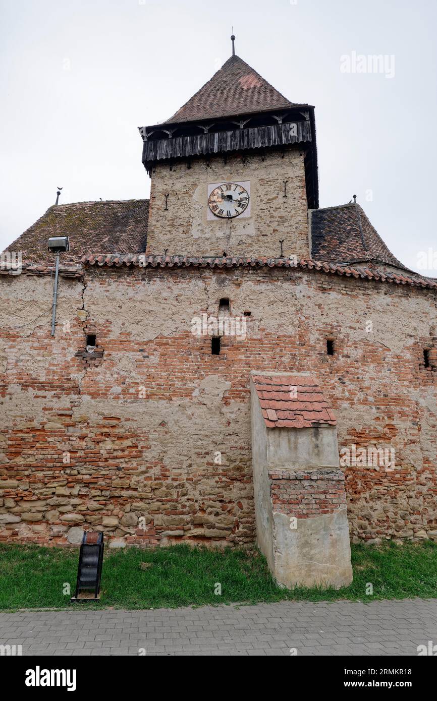 La chiesa fortificata di Frauendorf, Biserica Fortificata, in Transilvania. La chiesa è una chiesa fortificata, circondata da un muro come un Foto Stock