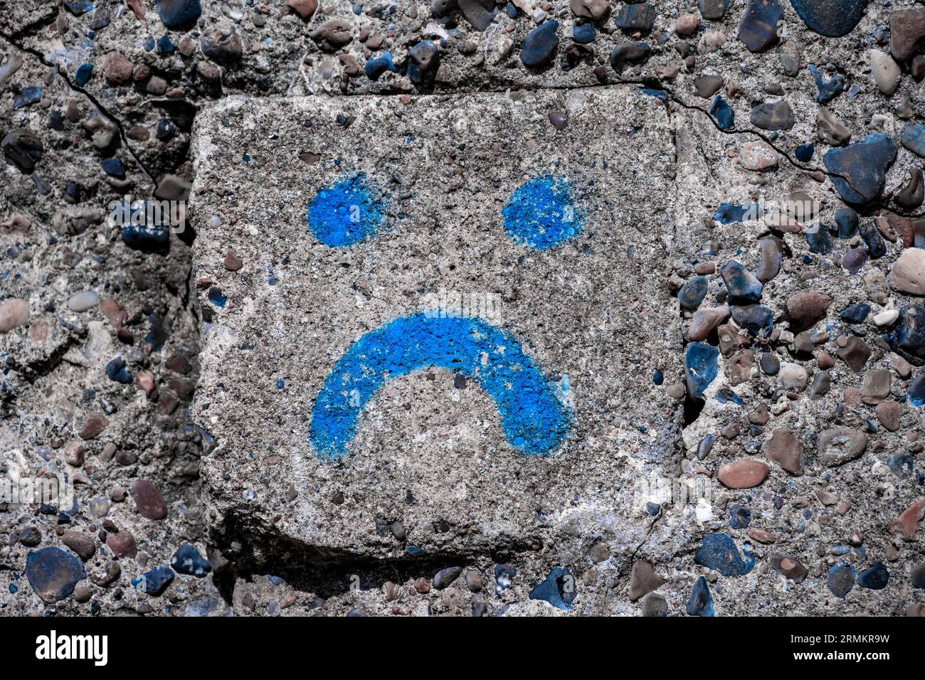 Smiley, emoji sul muro di una casa, faccia triste, Danimarca Foto Stock