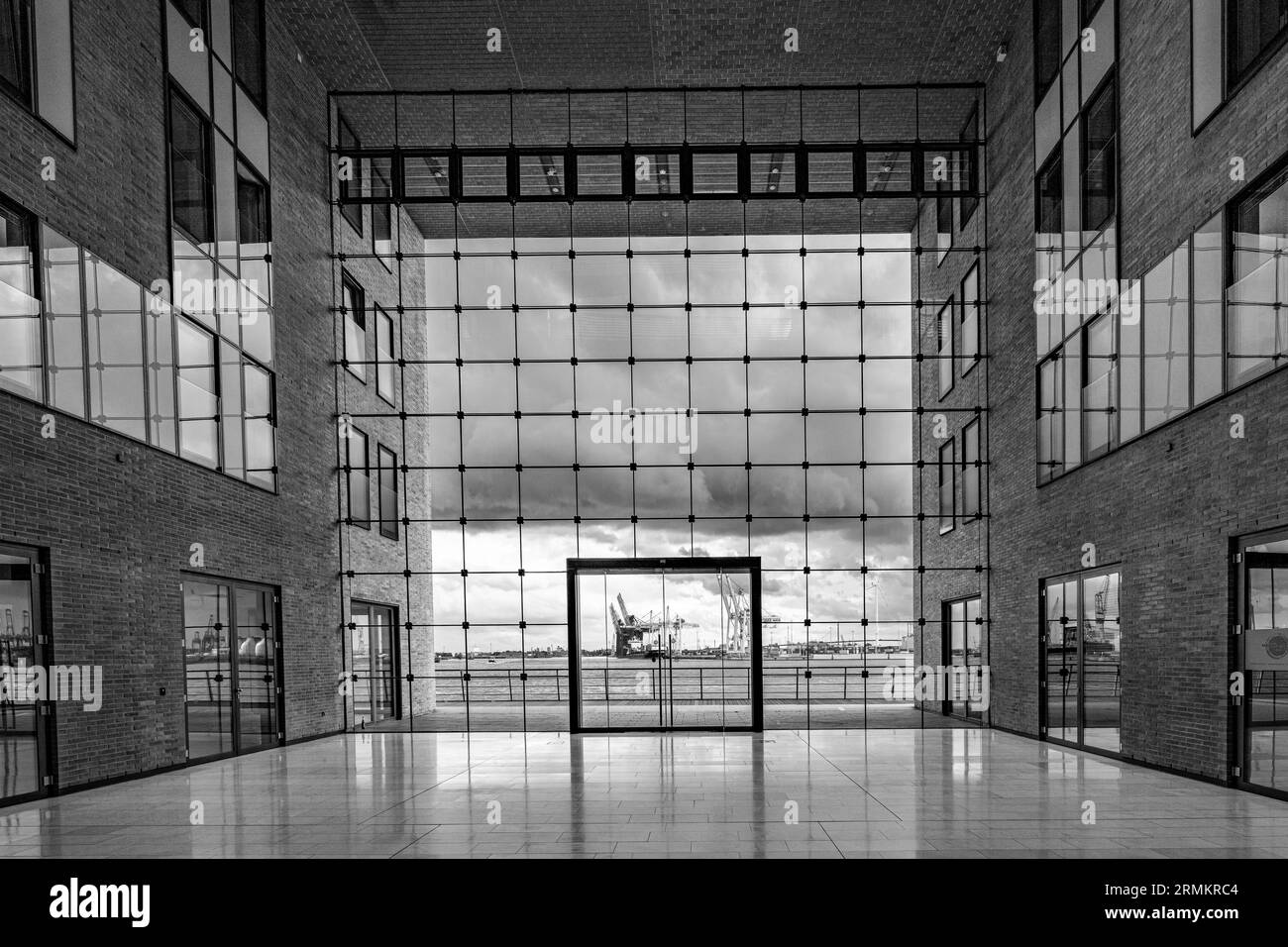 Edificio moderno, interni, bianco e nero, Amburgo, Germania Foto Stock