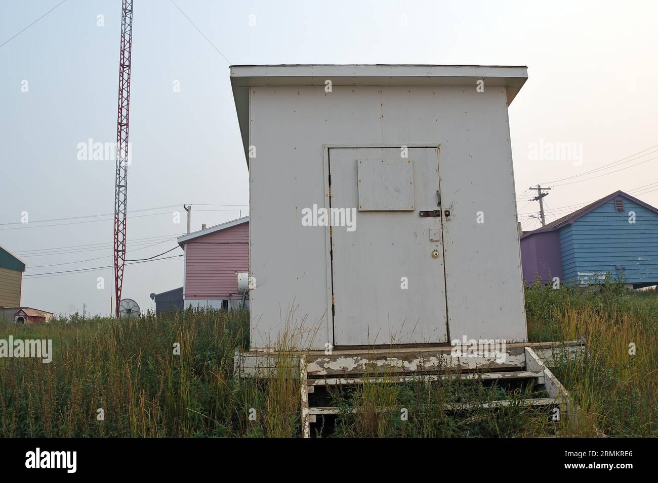 Ingresso a una cantina di terra in permafrost, Tuktojaktuk, Oceano Artico, territori del Nord-Ovest, Canada Foto Stock