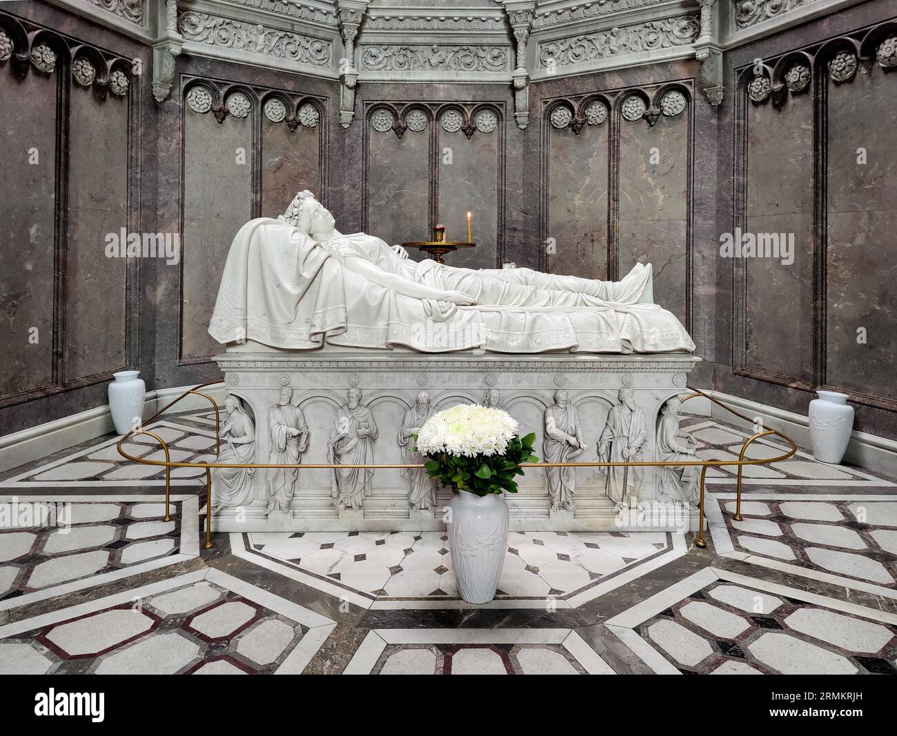 Tomba della principessa Elisabetta Mikhailovna Romanova nella cappella laterale, Chiesa ortodossa russa di San Elisabeth a Wiesbaden, Assia, Germania Foto Stock