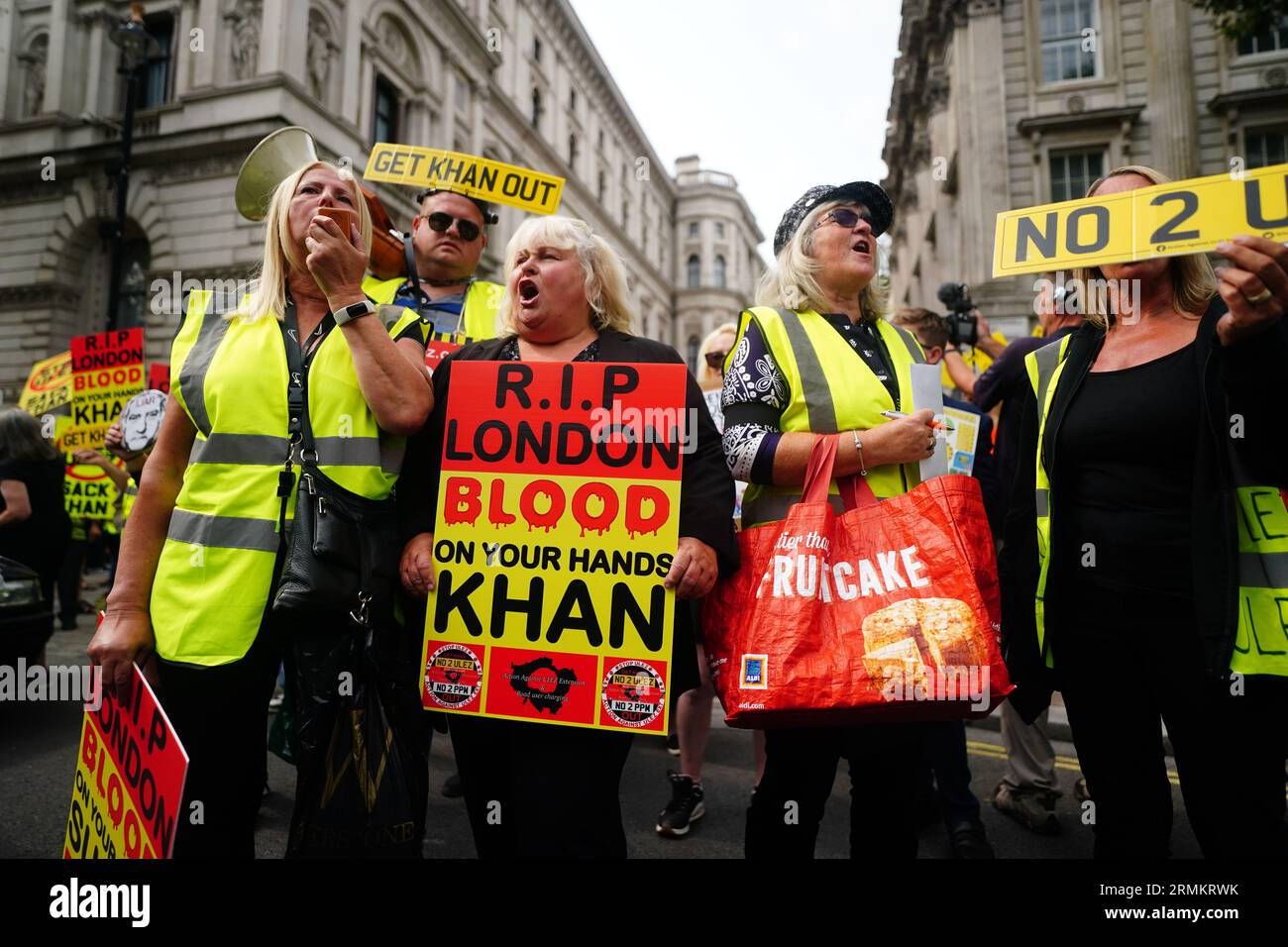 I manifestanti si riuniscono fuori Downing Street nel centro di Londra, il primo giorno dell'espansione della zona a bassissima emissione (Ulez) per includere l'intera Londra. La capitale è diventata la più grande area di ricarica dell'inquinamento al mondo con una tariffa giornaliera di £12,50 per i veicoli più inquinanti. Data foto: Martedì 29 agosto 2023. Foto Stock