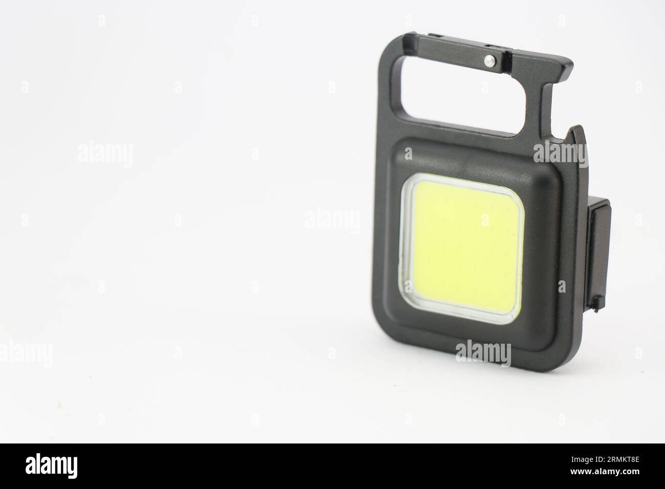 Mini torcia a LED per campeggio e altre attività notturne all'aperto, isolata su sfondo bianco Foto Stock