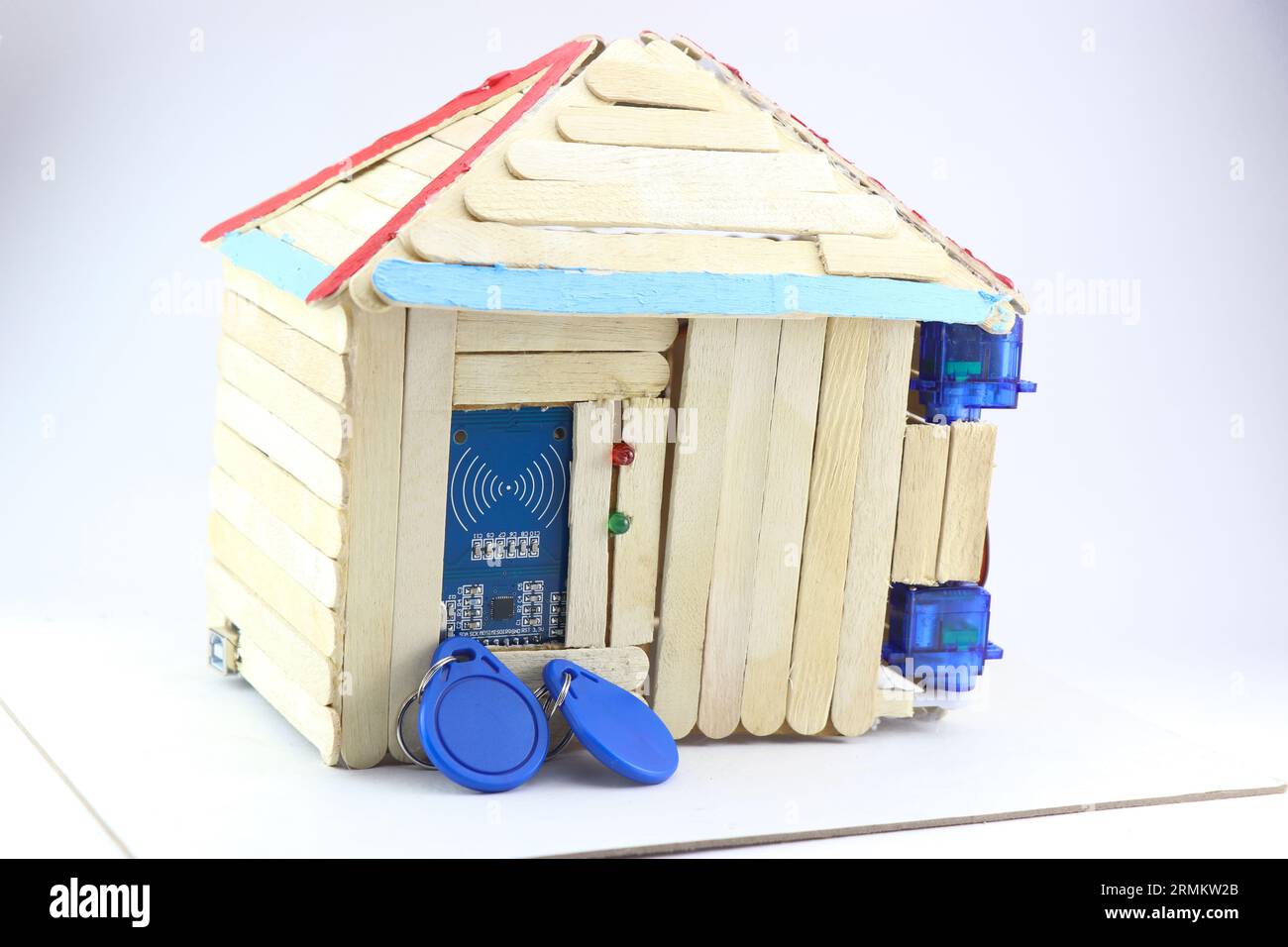 Il sistema RFID installato sullo sportello del modello controllato da micro servo e microcontrollore mostra concetti di nuova tecnologia per la sicurezza domestica Foto Stock