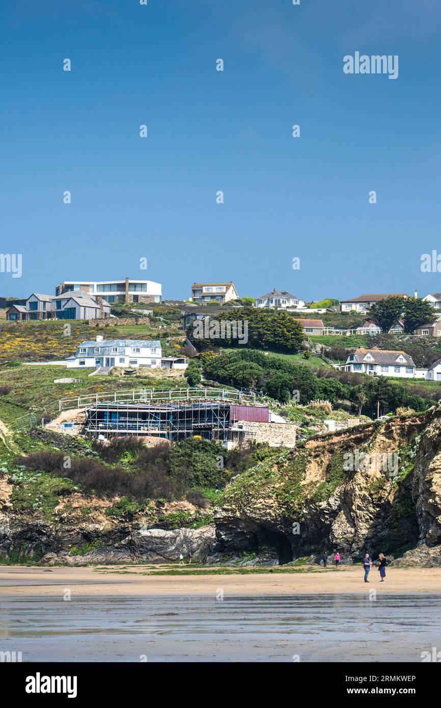 Costruzione di una nuova casa sulla costa che si affaccia sulla spiaggia di Mawgan Porth in Cornovaglia, nel Regno Unito. Foto Stock