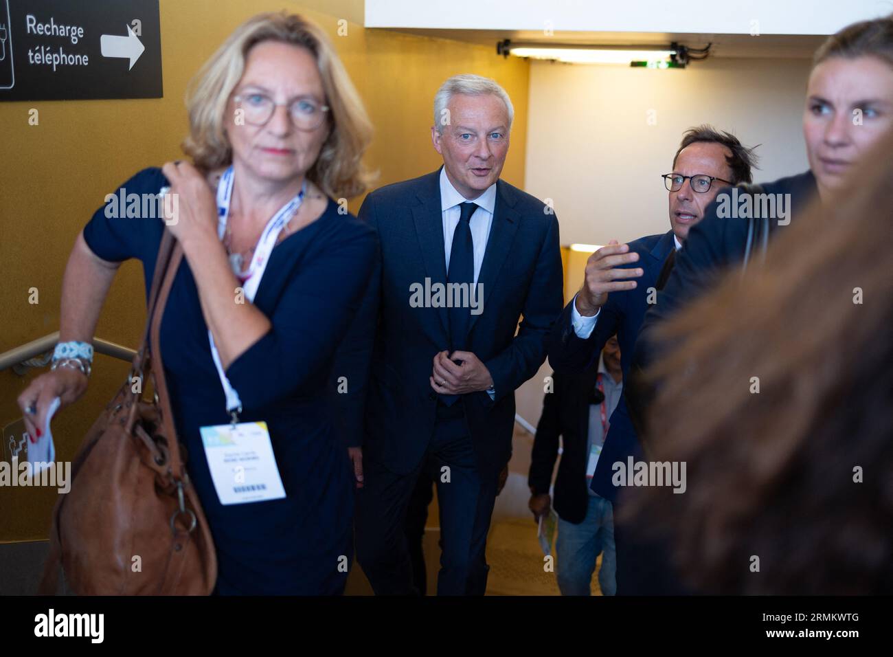 Parigi, Francia. 29 agosto 2023. Il ministro francese dell'economia, delle finanze e della sovranità industriale e digitale, Bruno le Maire incontra le persone che se ne va dopo il suo intervento durante una riunione degli imprenditori francesi (REF) organizzata dall'associazione francese dei datori di lavoro movimento delle imprese francesi (MEDEF) presso l'ippodromo di Longchamp a Parigi, il 29 agosto, 2023. Foto di Raphael Lafargue/ABACAPRESS.COM Credit: Abaca Press/Alamy Live News Foto Stock