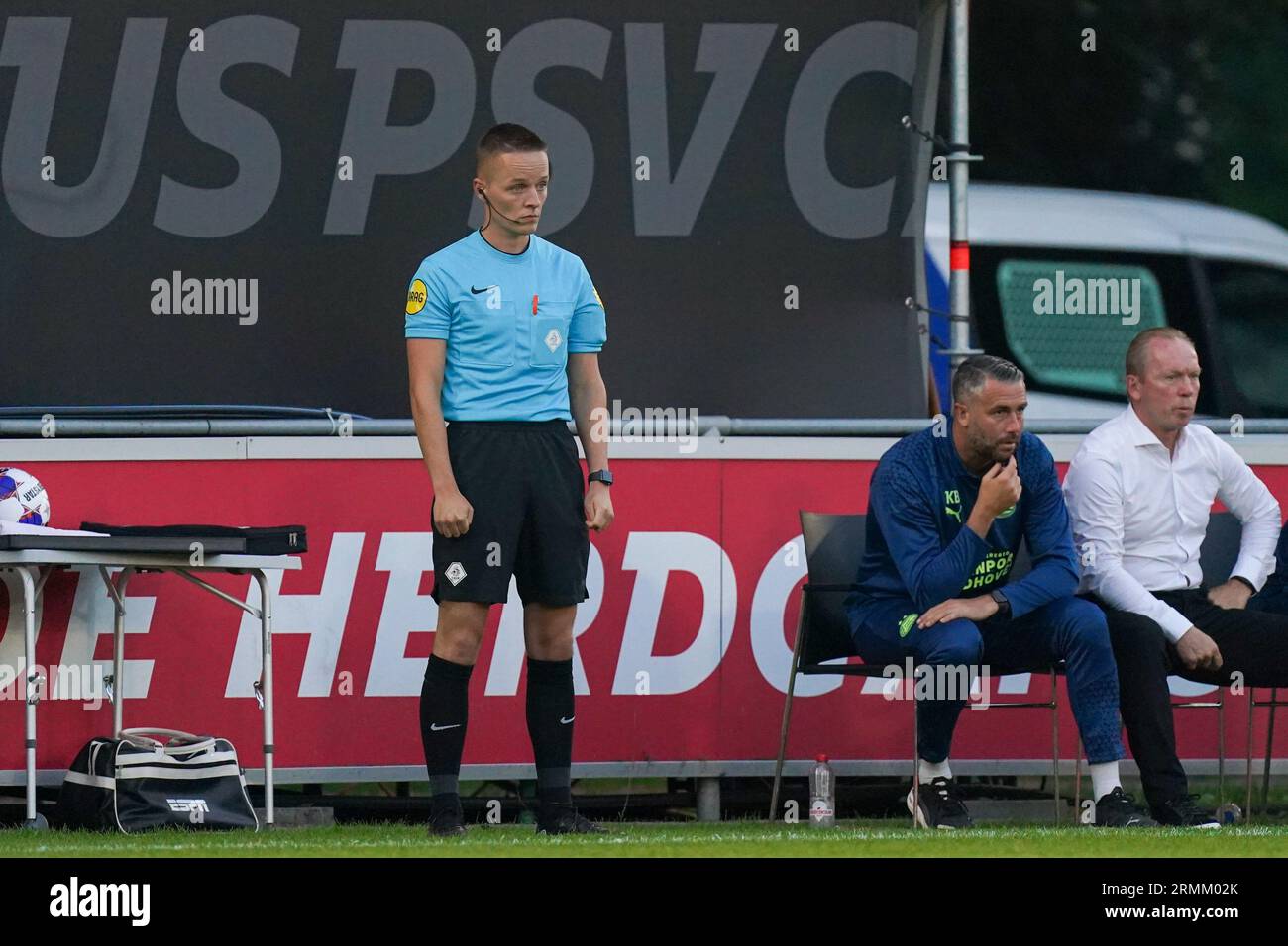 Eindhoven, Paesi Bassi. 14 agosto 2023. EINDHOVEN, PAESI BASSI - 14 AGOSTO: Il quarto ufficiale Niels Boel durante il Keuken Kampioen Divisie match tra Jong PSV e Telstar al PSV Campus De Herdgang il 14 agosto 2023 a Eindhoven, Paesi Bassi. (Foto di Joris Verwijst/Orange Pictures) credito: Orange Pics BV/Alamy Live News Foto Stock