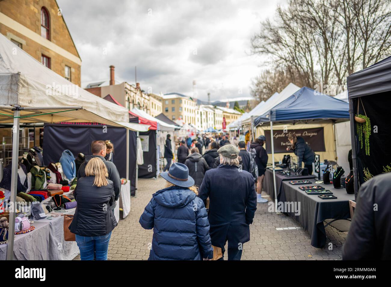 turista al mercato agricolo, al mercato salamanca di hobart, australia Foto Stock