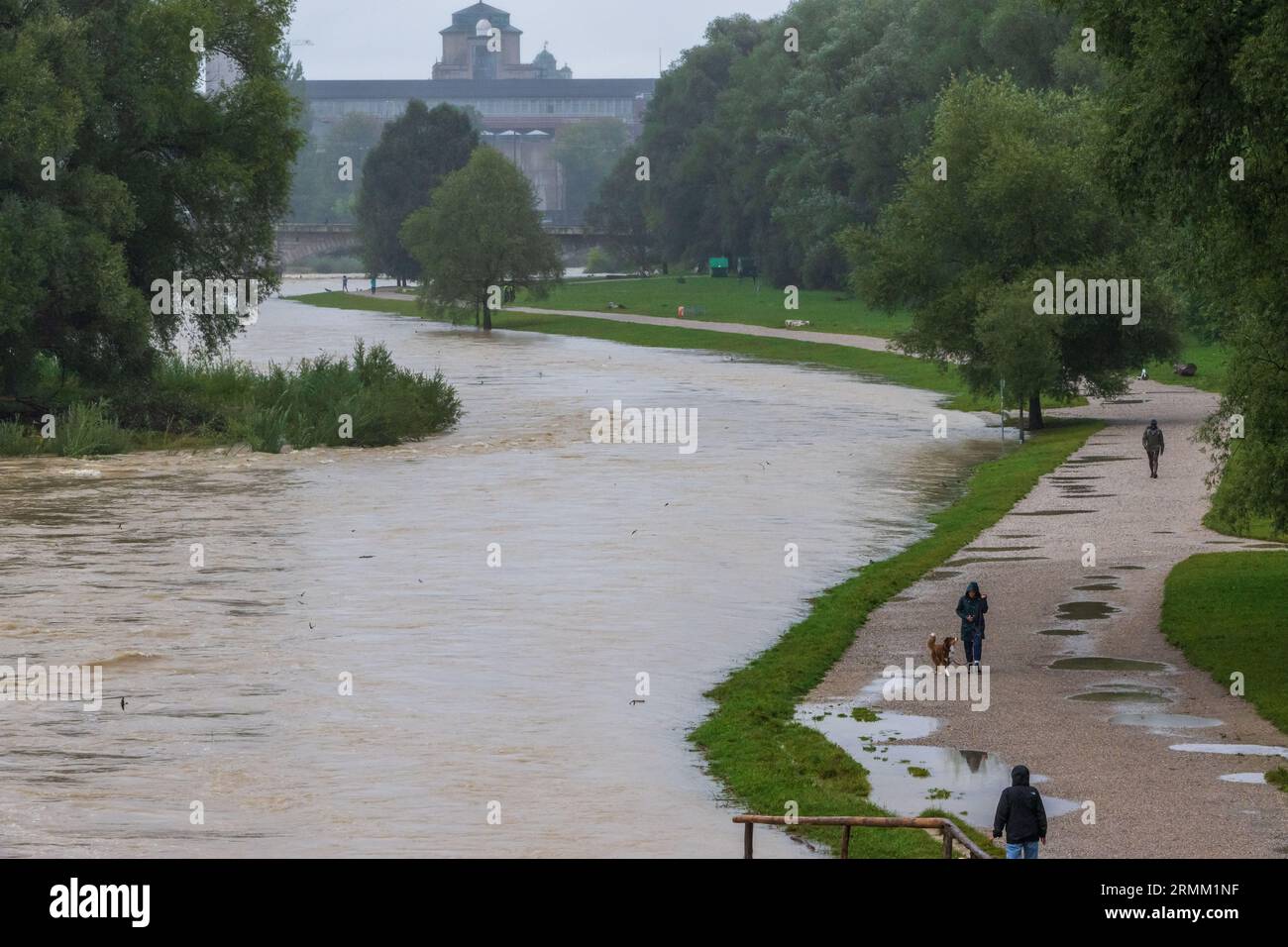 Monaco, Germania. 29 agosto 2023. Passeggia lungo le rive del fiume Isar, che scorre attraverso la capitale bavarese. Crediti: Peter Kneffel/dpa/Alamy Live News Foto Stock