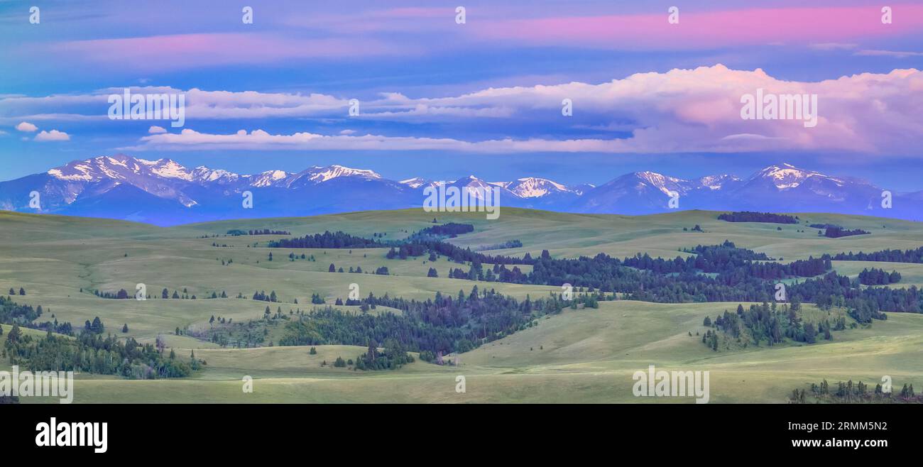 panorama di un'alba sulla catena montuosa di flint creek sopra i prati nel bacino superiore del dog creek vicino ad avon, montana Foto Stock