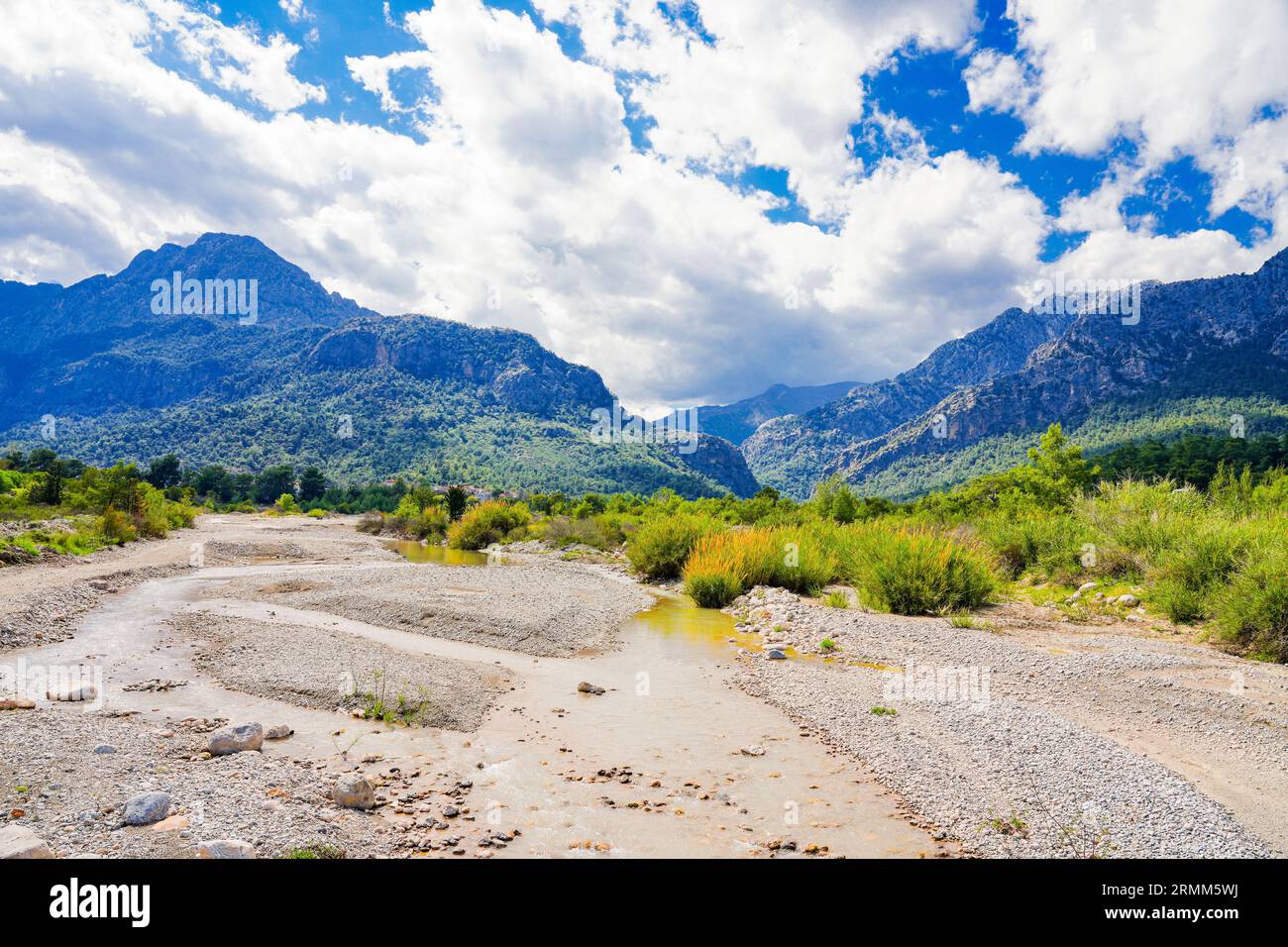 Letto del fiume con le montagne del Tauro sullo sfondo. Paesaggio in Turchia. Foto Stock