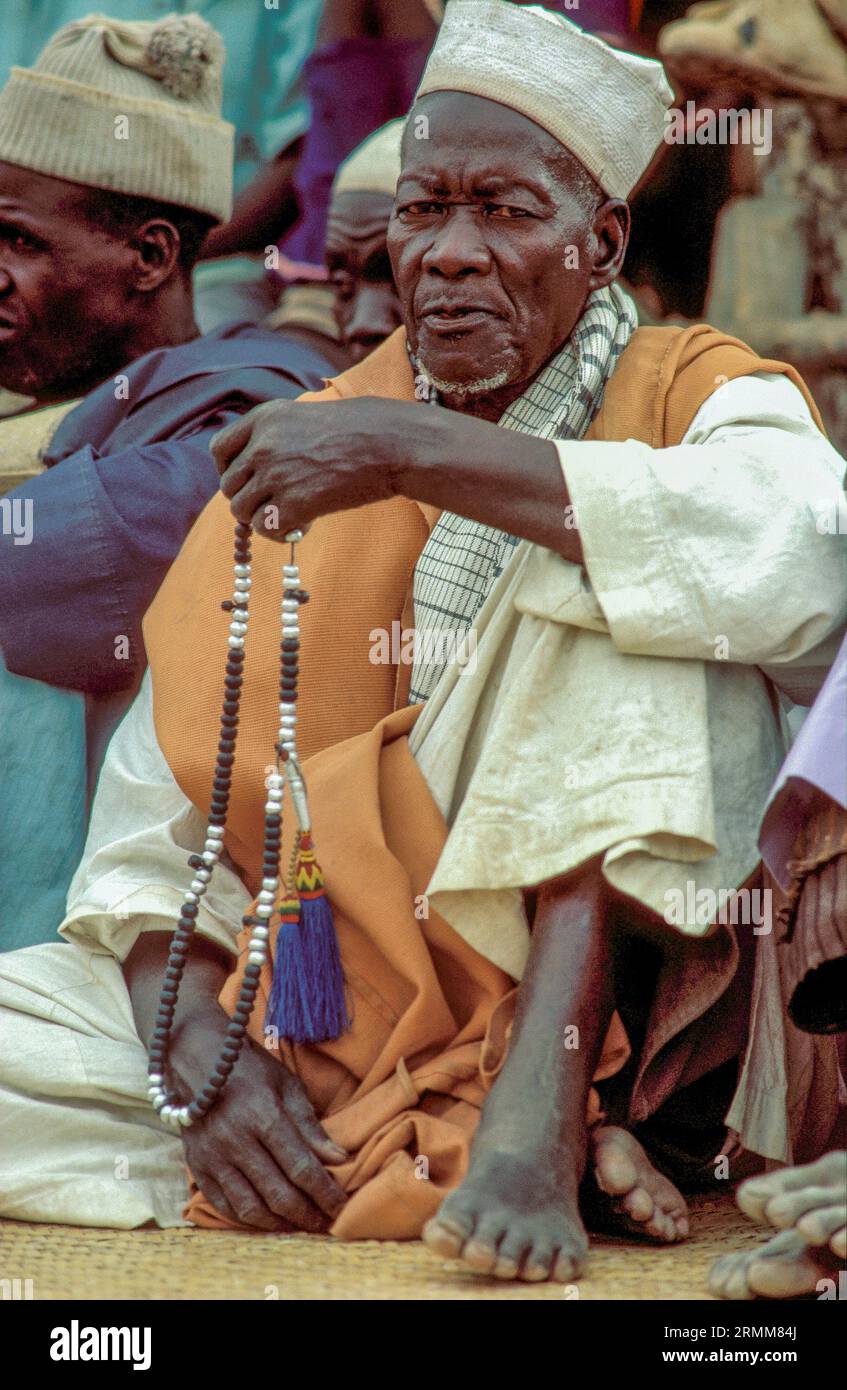 Mali. Uomo anziano con perline di preghiera durante una riunione del villaggio. Foto Stock