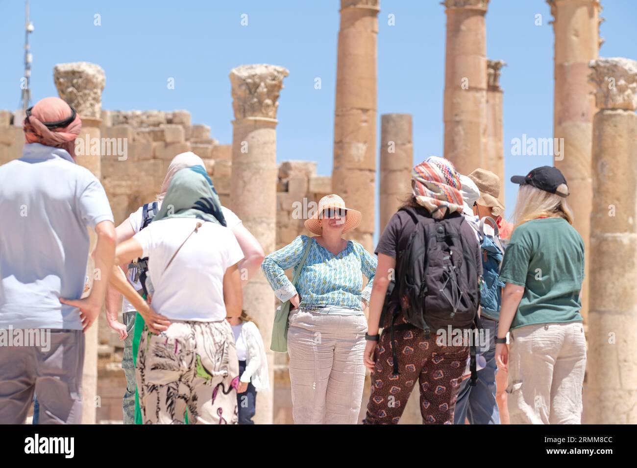 Tour di gruppo di Jerash Jordan alle rovine del Tempio di Artemide nell'antica città romana di Gerasa, effettuato nell'agosto 2023 Foto Stock