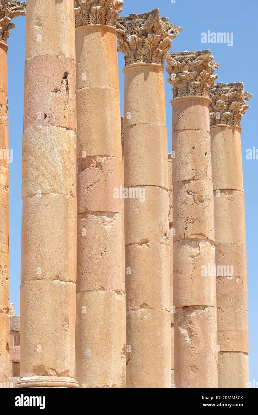 Jerash Jordan colonne corinzie tra le rovine del Tempio di Artemide presso l'antica città romana di Gerasa, presa nell'agosto 2023 Foto Stock