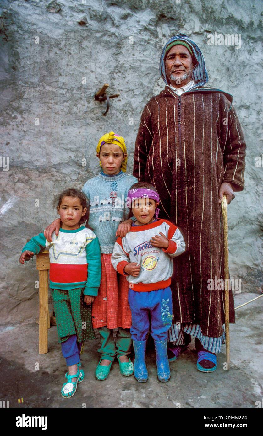 Marocco, valle del Rif; il nonno è vestito tradizionalmente e i nipoti indossano abiti moderni. Foto Stock