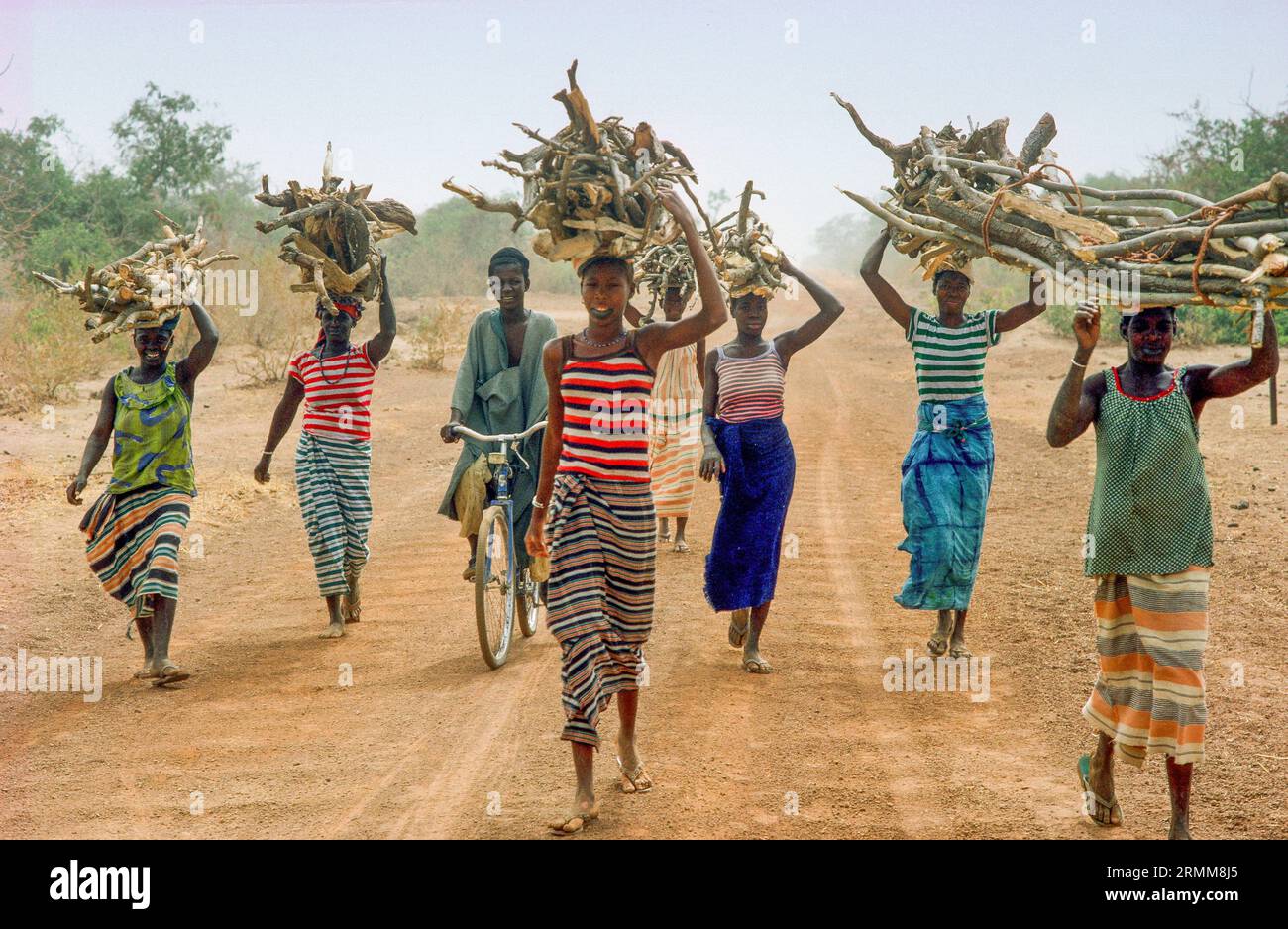 Africa, Mali, donne con i fagotti sulla testa Foto Stock