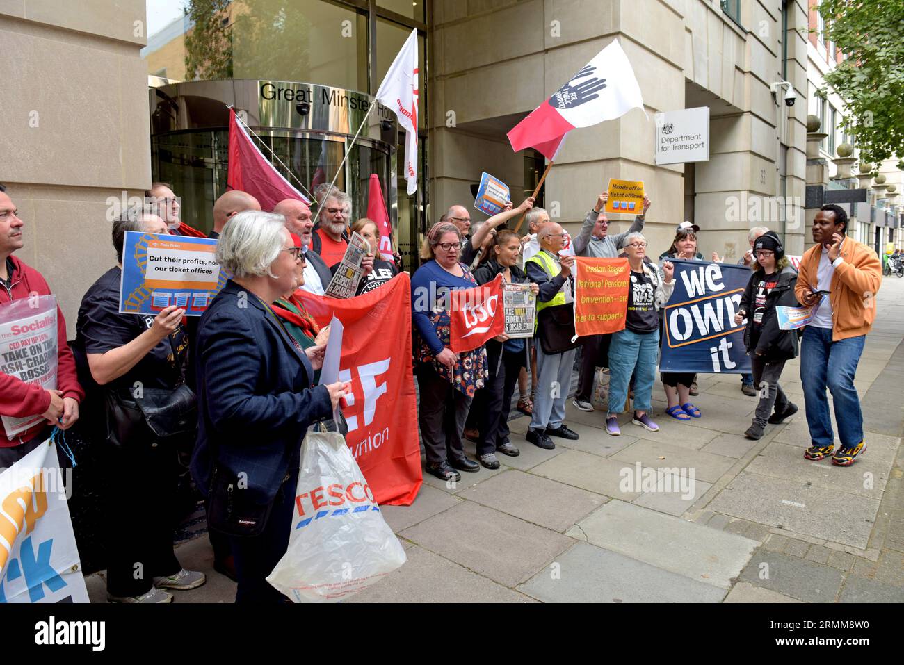 Londra, Regno Unito. 29 agosto 2023. I membri dei sindacati dei lavoratori ferroviari Aslef e TSSA si unirono ad altri gruppi di campagna per manifestare contro la proposta di chiusura di quasi 1000 biglietterie ferroviarie in Inghilterra. I gruppi di campagne per i disabili stanno conducendo una campagna contro la chiusura, affermando che molti disabili non potranno viaggiare se i tagli verranno effettuati. Dietro banner L-R: Simon Weller Assistente Segretario ASLEF; Mick Whelan, Segretario generale ASLEF. G.P. Essex/Alamy Live News Foto Stock
