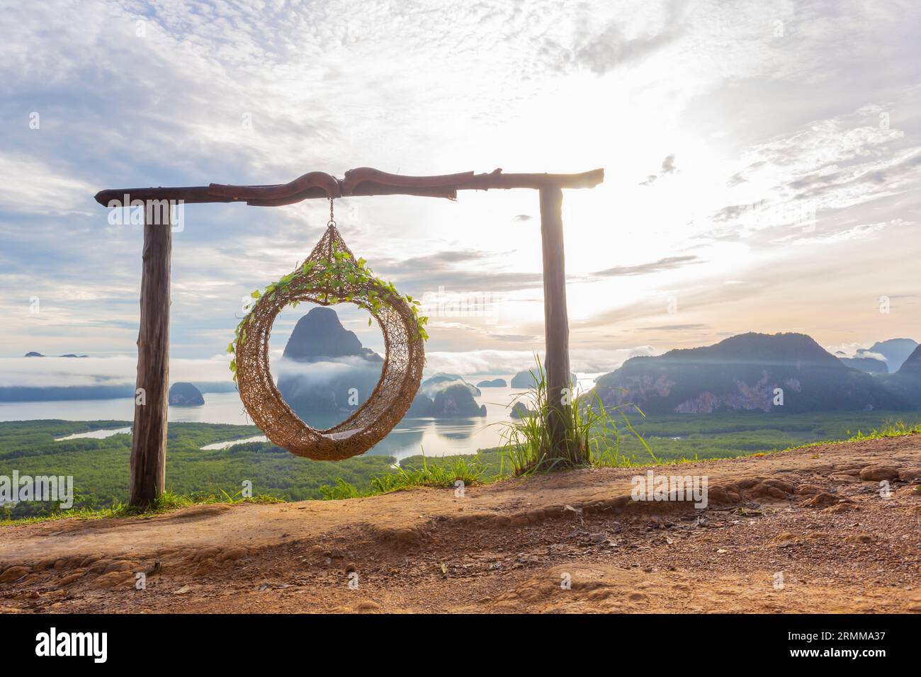 Samet Nangshe punto di osservazione all'alba a Phang nga, Thailandia. Foto Stock
