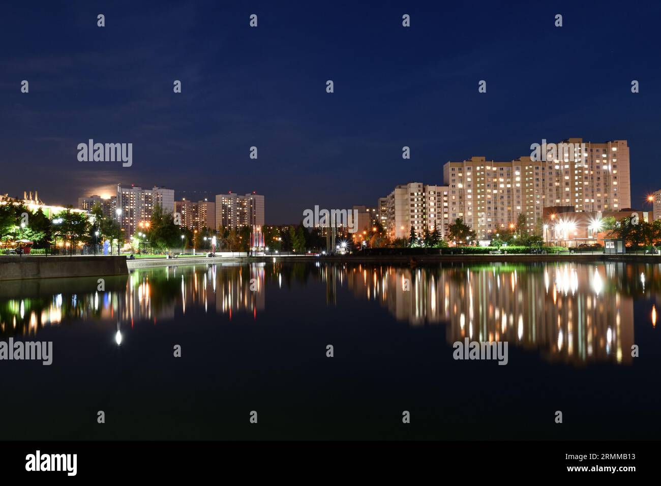 Paesaggio notturno con laghetto a Zelenograd a Mosca. Russia Foto Stock