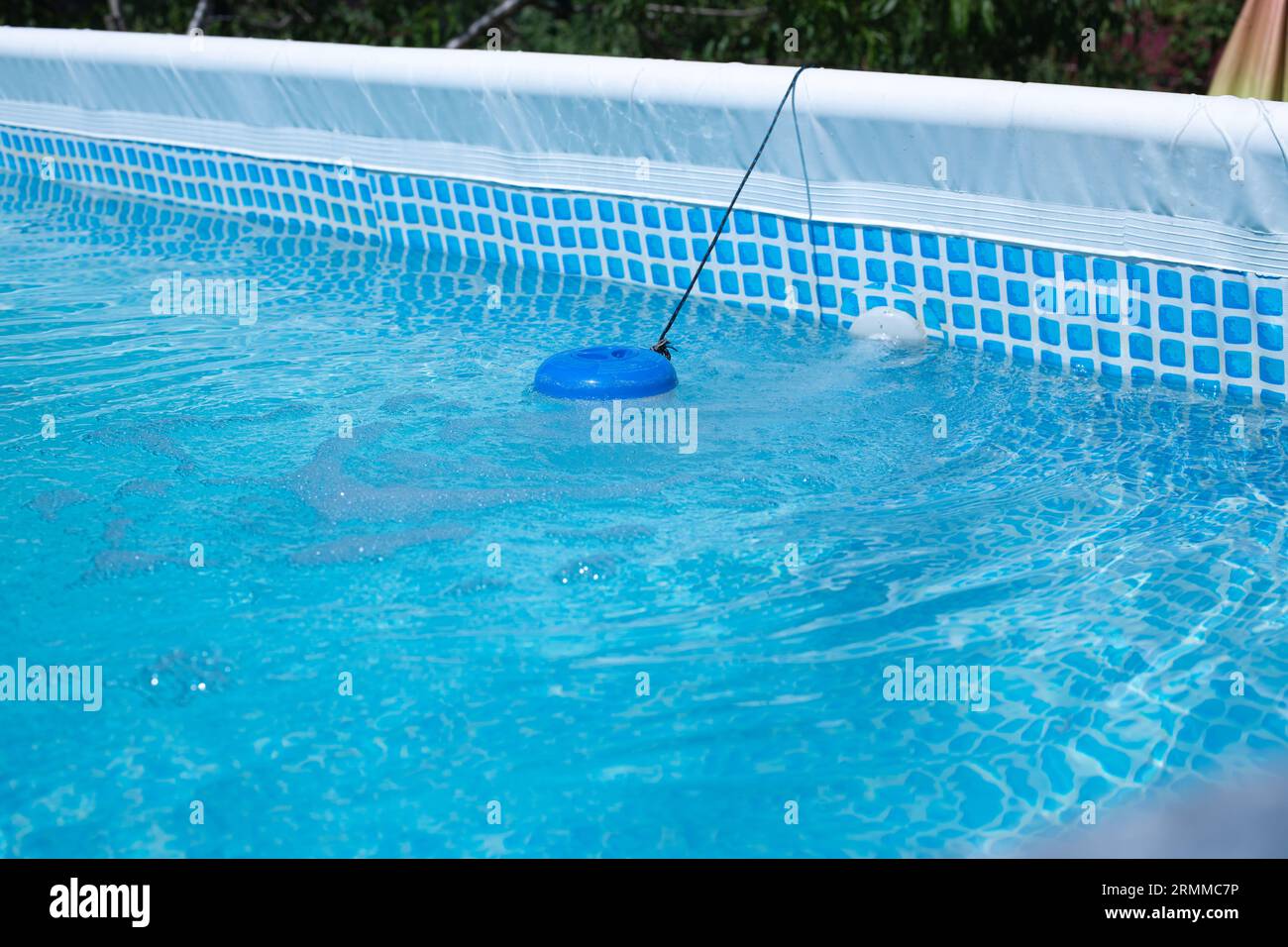 Erogatore di cloro flottante per il trattamento dell'acqua nelle piscine nella stagione balneare estiva Foto Stock