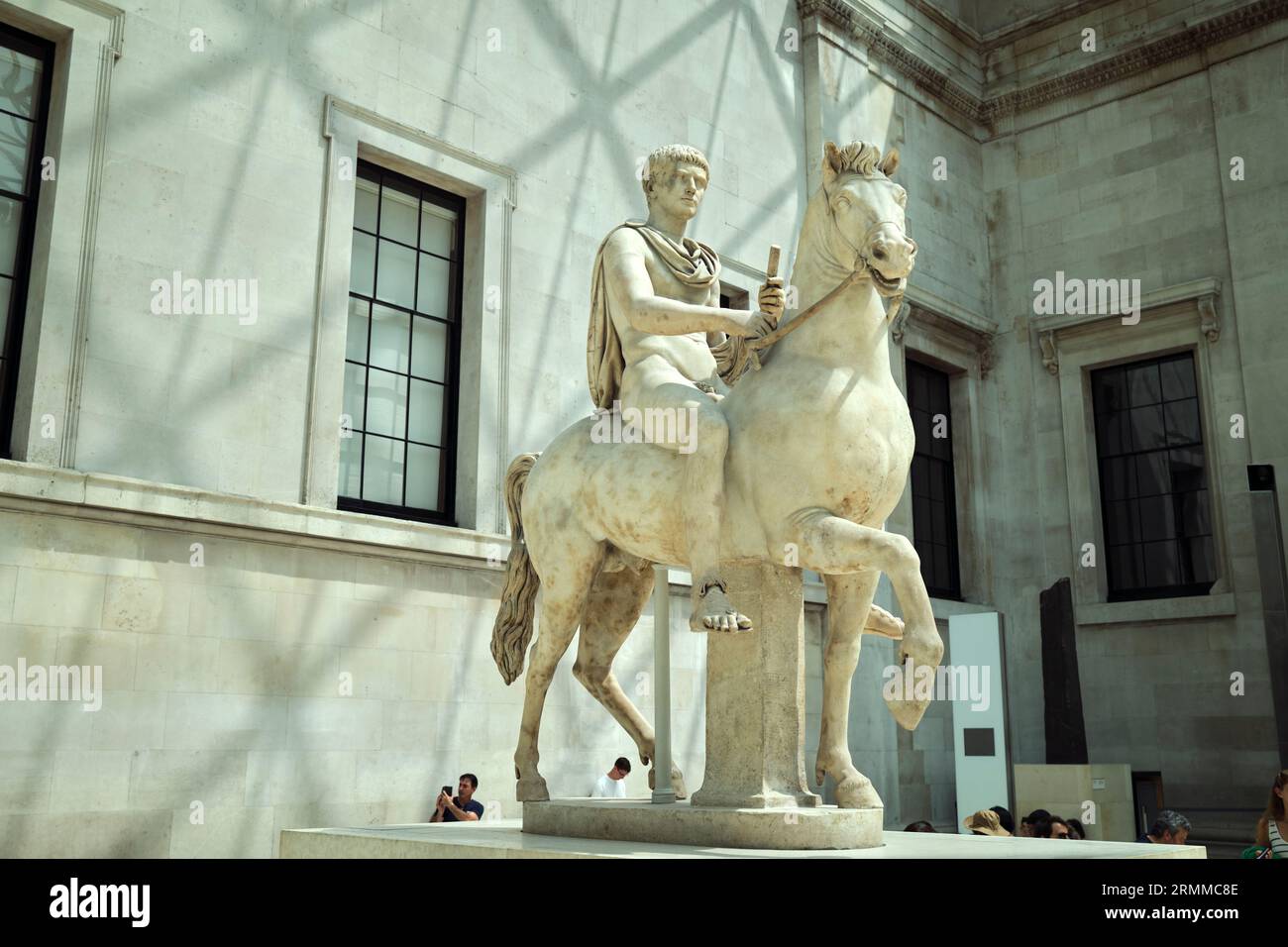 Statua in marmo del ragazzo a cavallo da Roma nella Great Court al British Museum Londra Inghilterra Regno Unito Foto Stock
