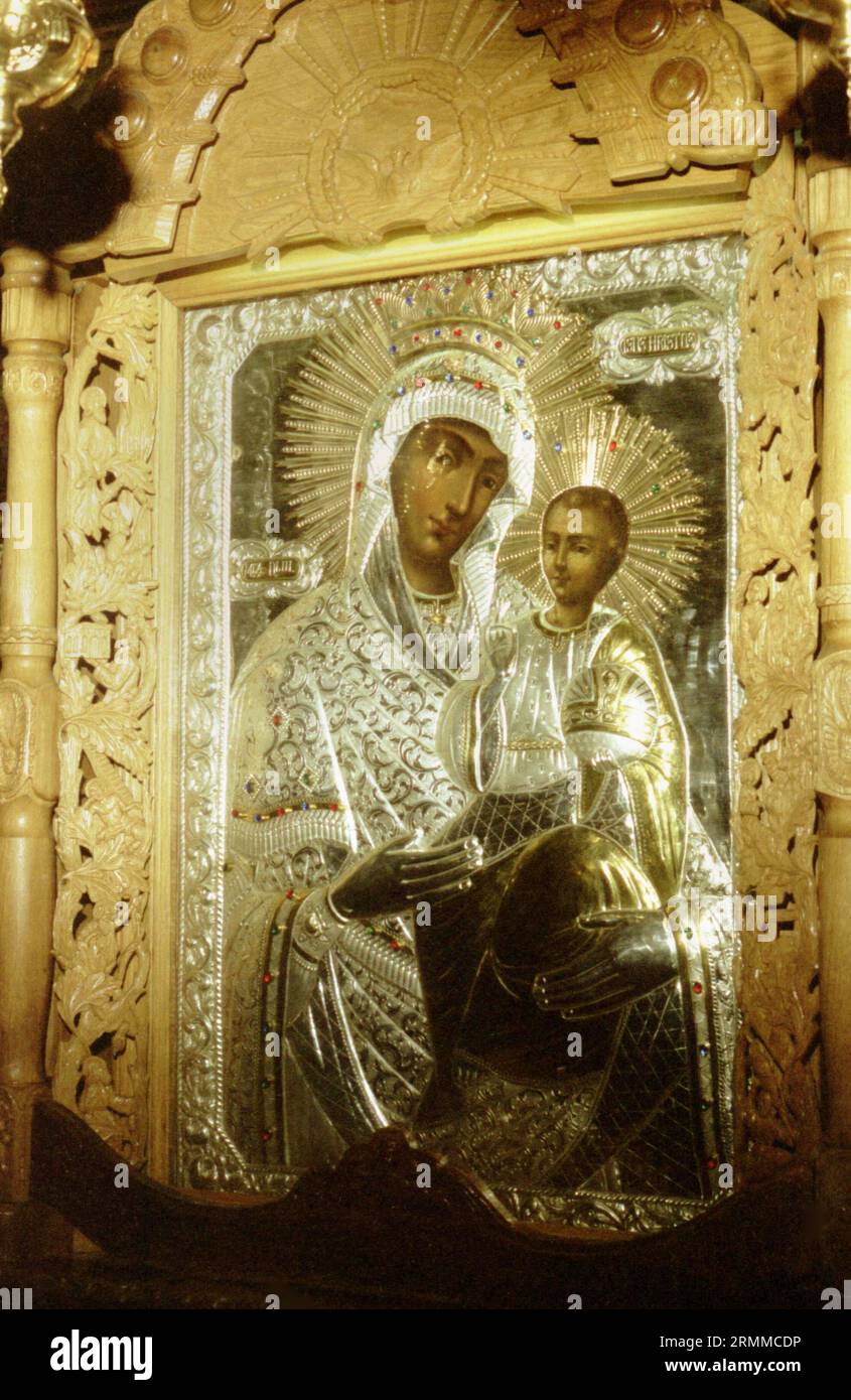 Monastero di Rarau, Contea di Suceava, Romania, circa 2000. Icona ortodossa raffigurante la madre di Dio con il bambino Santo, considerata un'icona miracolosa. Foto Stock